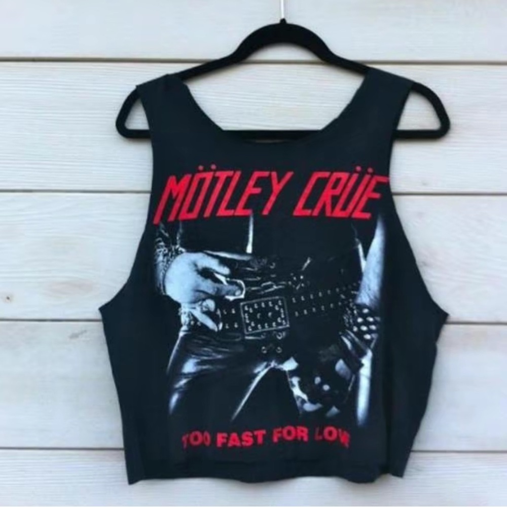 "Mötley Crüe - Too Fast for Love Retro Tank Top
Design Motley Crue Graphic Top